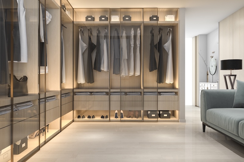 walk in closet med glasdörrar