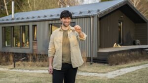 Man som håller nycklar till nytt fritidshus